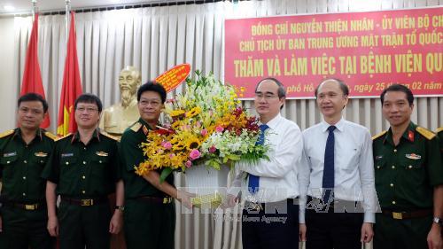 Đồng chí Nguyễn Thiện Nhân thăm, chúc mừng cán bộ, nhân viên y tế TP Hồ Chí Minh ảnh 1